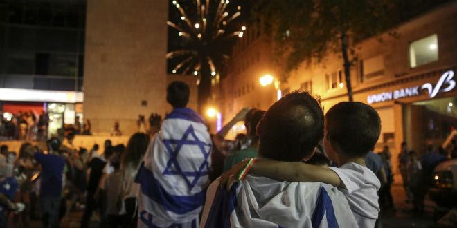 Show de fogos de artifícios na festa do Dia da Independência (fonte:http://www.breakingisraelnews.com)