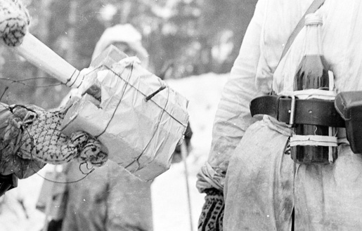 Soldado finlandês carregando coquetel molotov.