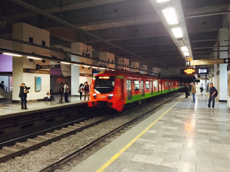 Metrô da linha Dourada na Cidade do México - todas as linhas constam com vagões para mulheres e crianças durante a semana.