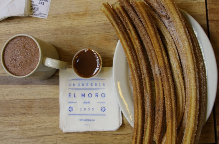 Churros e cajeta quemada (doce de leite queimado) do El Moro. De dar água na boca!