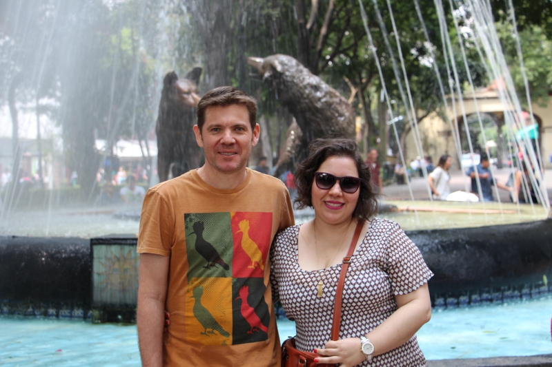 Meus amigos Lici e Marci no Centro Histórico de Coyoacán, que do vocabulário indígena local significa “lugar de coiotes”