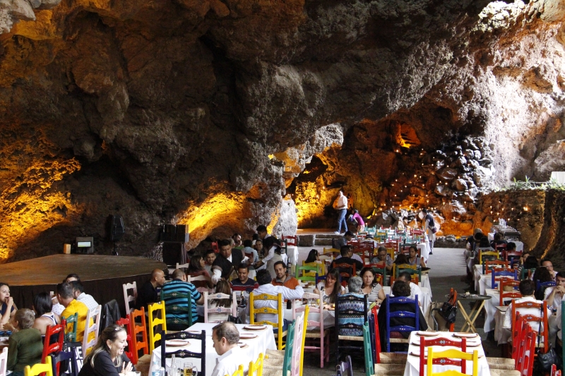 Restaurante La Gruta. Há uma vela em cada mesa, que ao final pode ser deixada naquele cantinho charmoso no fundo do restaurente.