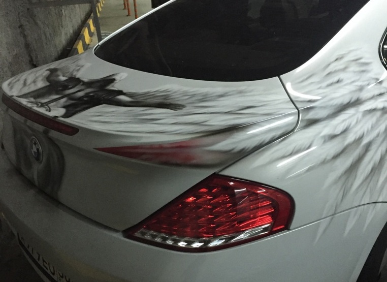 Um BMW branco não tem a menos graça! Vamos dar uma enfeitada nela! (fonte: arquivo pessoal)