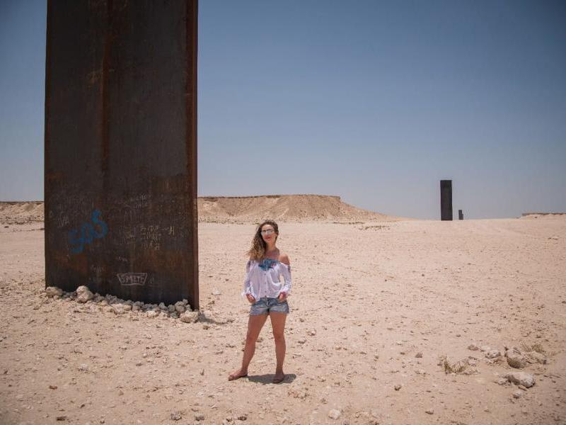 Em frente a escultura gigante do Richard Serra instalada na península de Zekreet. Foto por @thneves