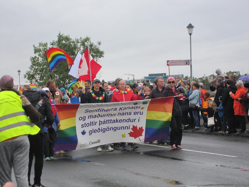 O embaixador do Canadá e seu marido desfilando na parada o Orgulho Gay de Reykjavik em 2015.