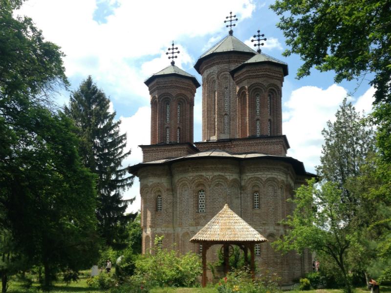 O Monastério de Snagov, na primavera: diz-se que após ser abatido pelos turcos, Vlad III foi enterrado nesse Monastério, próximo a Bucareste. Existe um túmulo com referencias a ele, aberto a visitas - Foto: arquivo pessoal