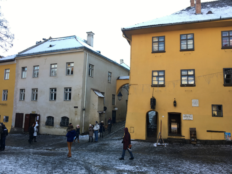Sighisoara no inverno: à direita, a casa amarela onde Vlad III nasceu. Hoje funciona um restaurante - Foto: arquivo pessoal