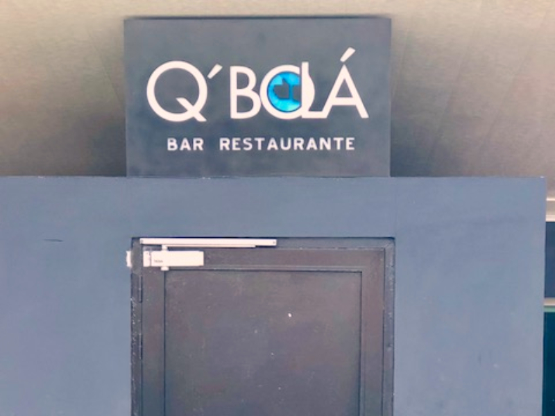 Q´Bolá como nome de bar e restaurante, usando o cubanês como identidade nacional