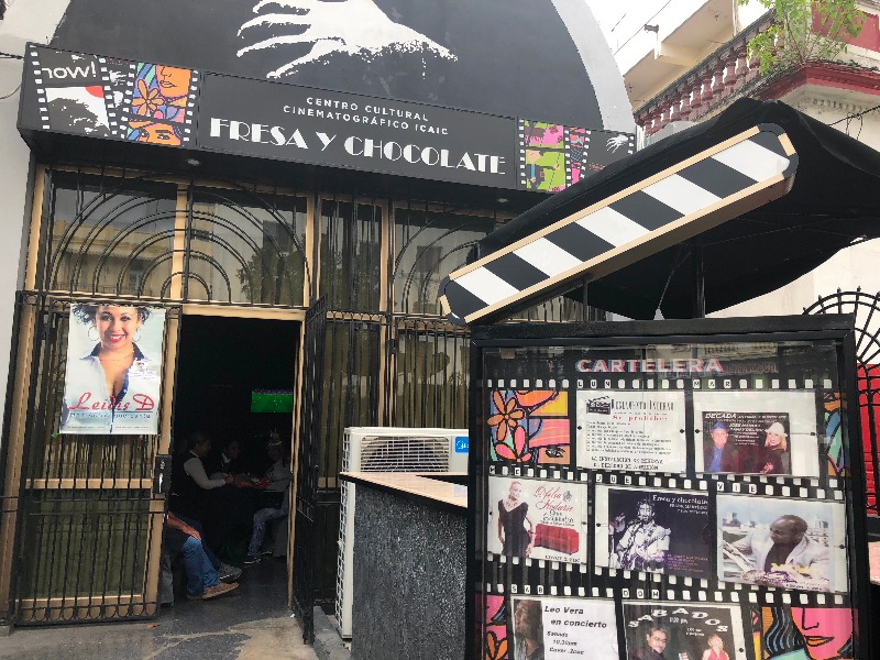 ICAIC ( Instituto de Cubano de Arte e Indústria Cinematográficos) com sua fachada decorada pelo emblemático filme cubano , ¨Fresa y Chocolate¨.