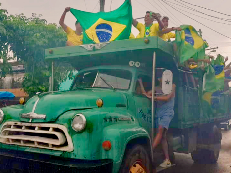 Foto torcida em cima do caminhão cidade Bauta, Cuba. Copa 2018.