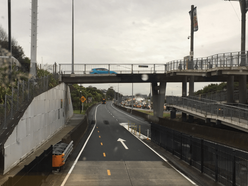 Vista da pista Expressa de Onibus em Auckland versus a SH1