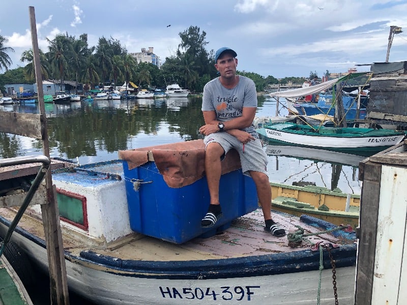Marcos e seu barco que ficaram à deriva no mar durante 05 dias.