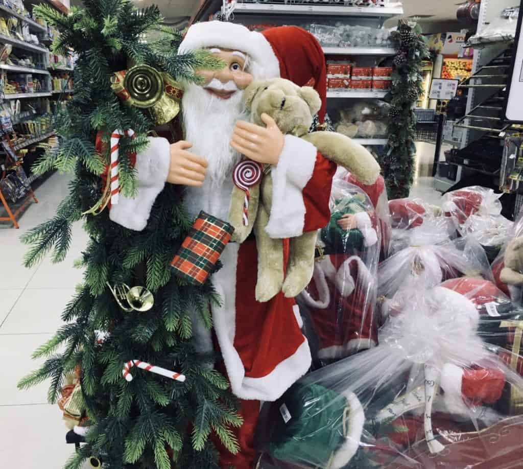 Natal e Ano Novo no Uzbequistão Arquivo pessoal: enfeites de natal em um supermercado da cidade