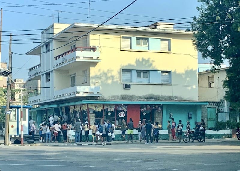 Foto de uma aglomeração de pessoas em uma fila de um dos mercadinhos de Havana. essa cena se ve diariamente na cidade. foto feita por Suzi Travagali