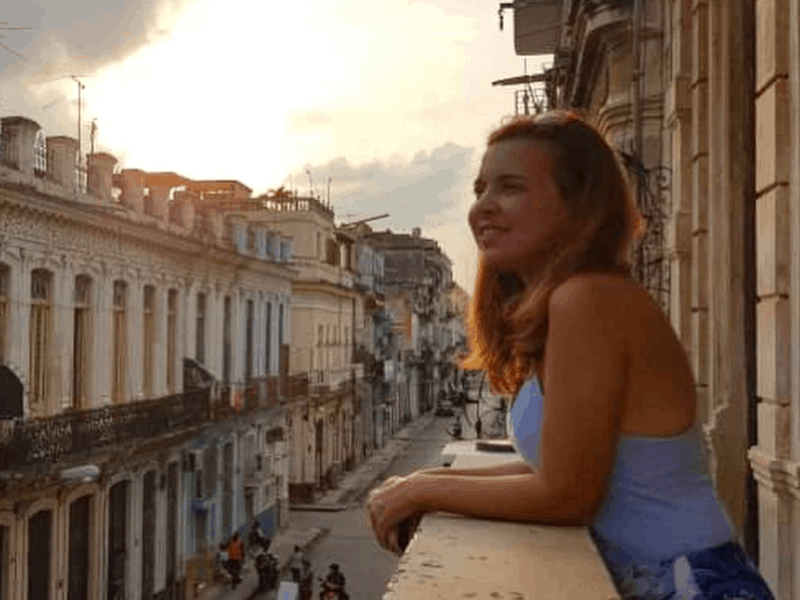 Em uma varanda de um desses casarões antigos de centro Havana, Cuba.